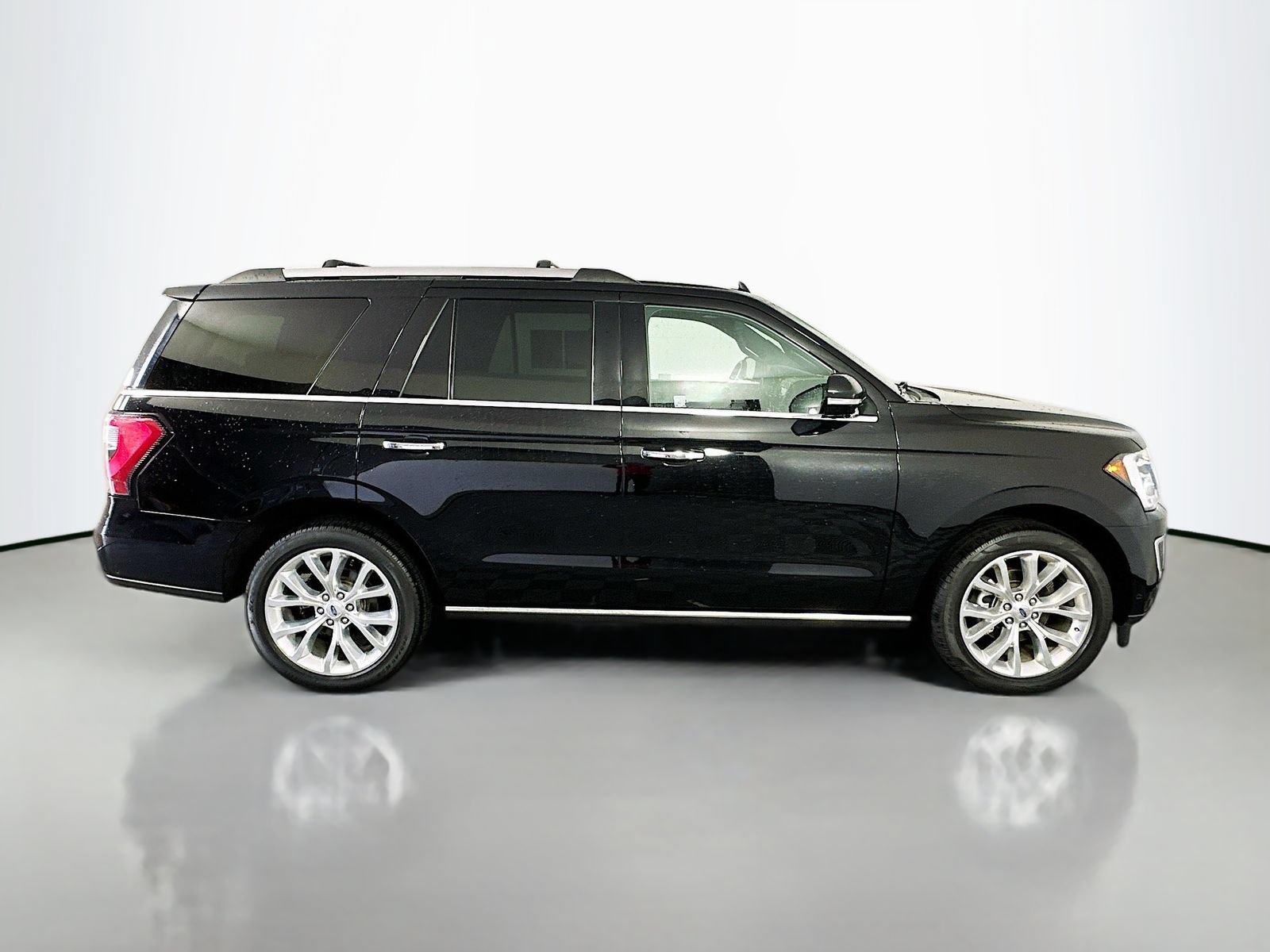 Used 2019 Ford Expedition Limited w/ Equipment Group 302A AWD/4WD image 8