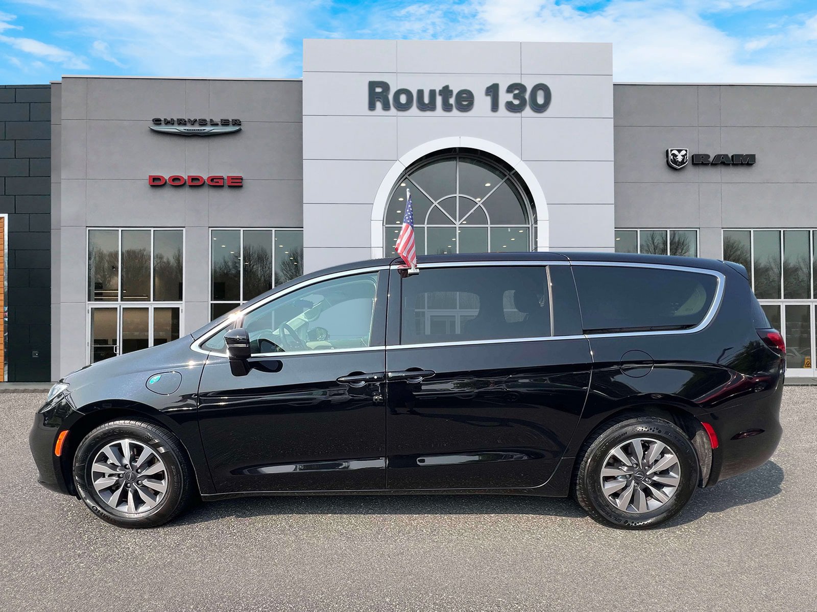 Used 2024 Chrysler Pacifica Limited FWD image 5