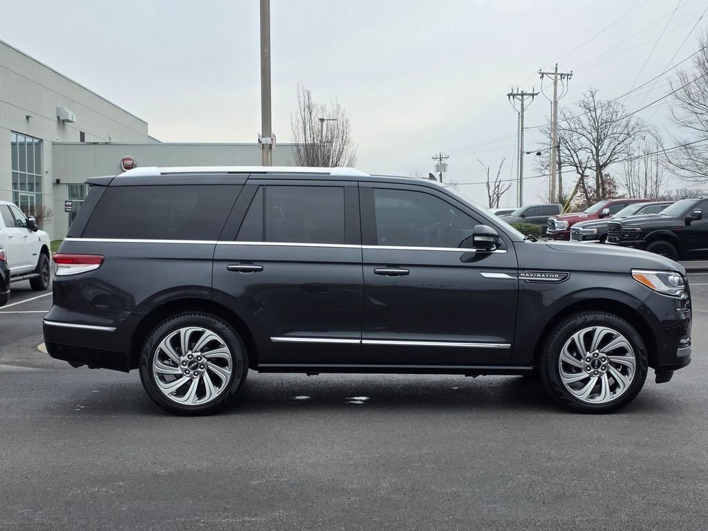 Used 2024 Lincoln Navigator Reserve image 4