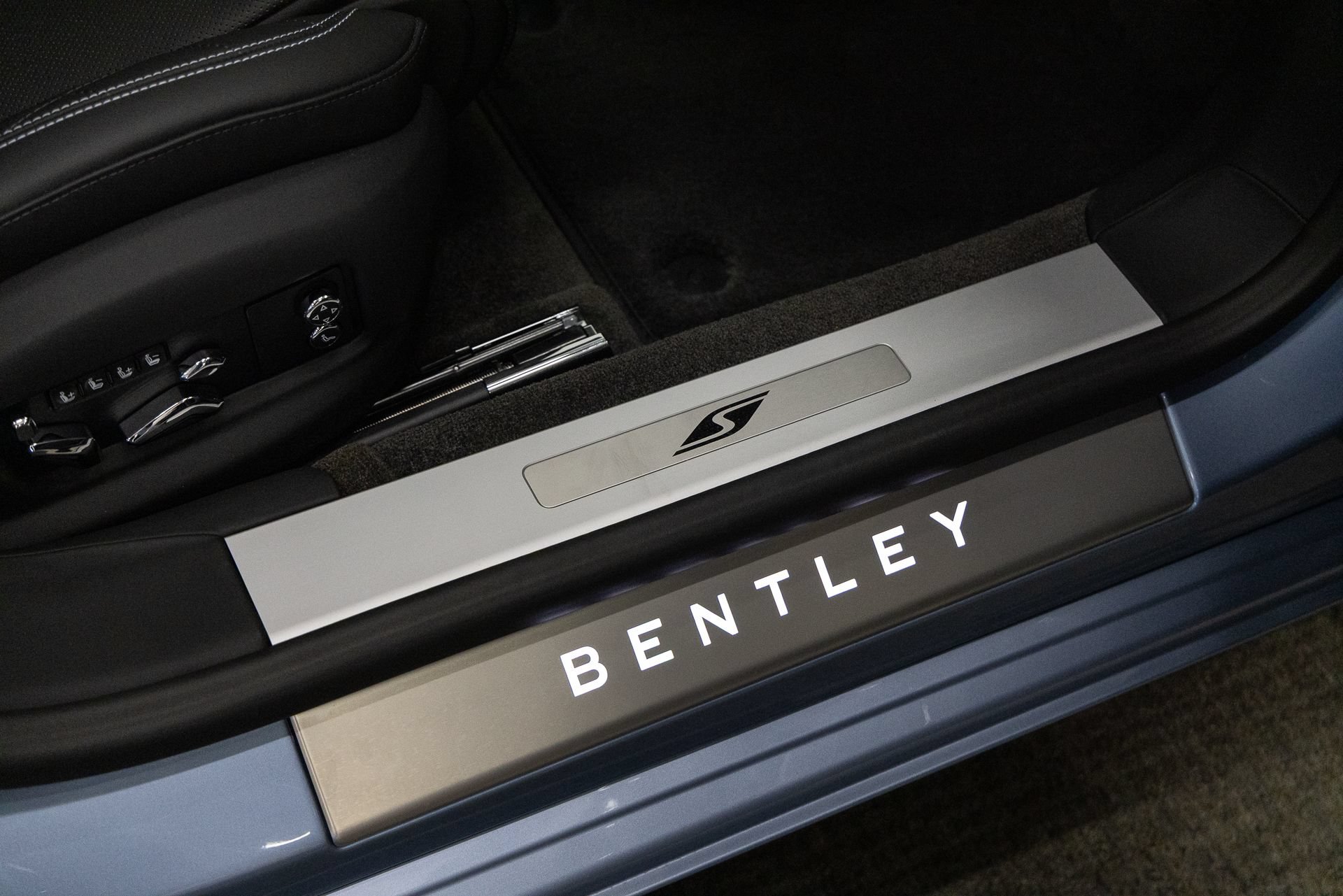 Used 2024 Bentley Flying Spur Plug-In Hybrid AWD/4WD image 21