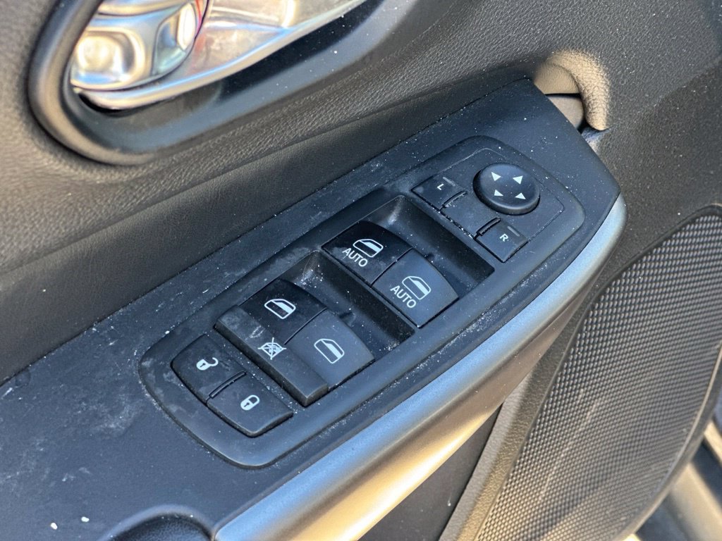 Used 2019 Jeep Cherokee Limited AWD/4WD image 16
