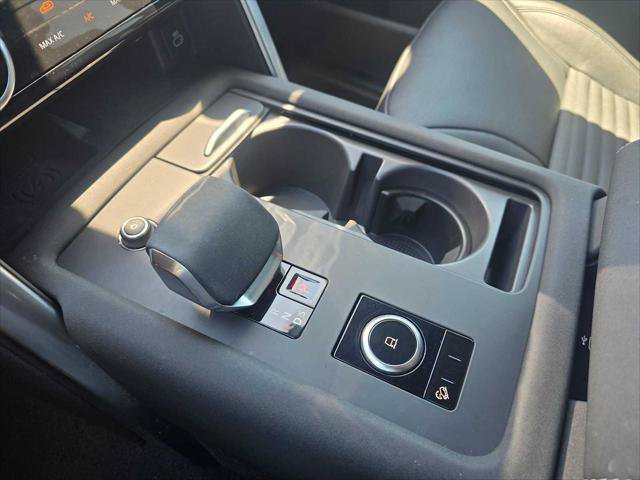 Used 2025 Land Rover Discovery Dynamic SE AWD/4WD image 32