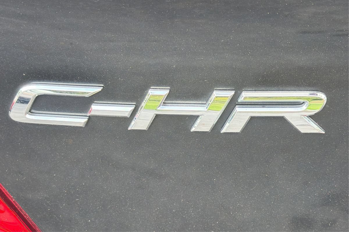Used 2020 Toyota C-HR XLE FWD image 23