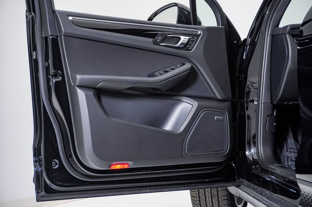 Certified 2025 Porsche Macan image 25