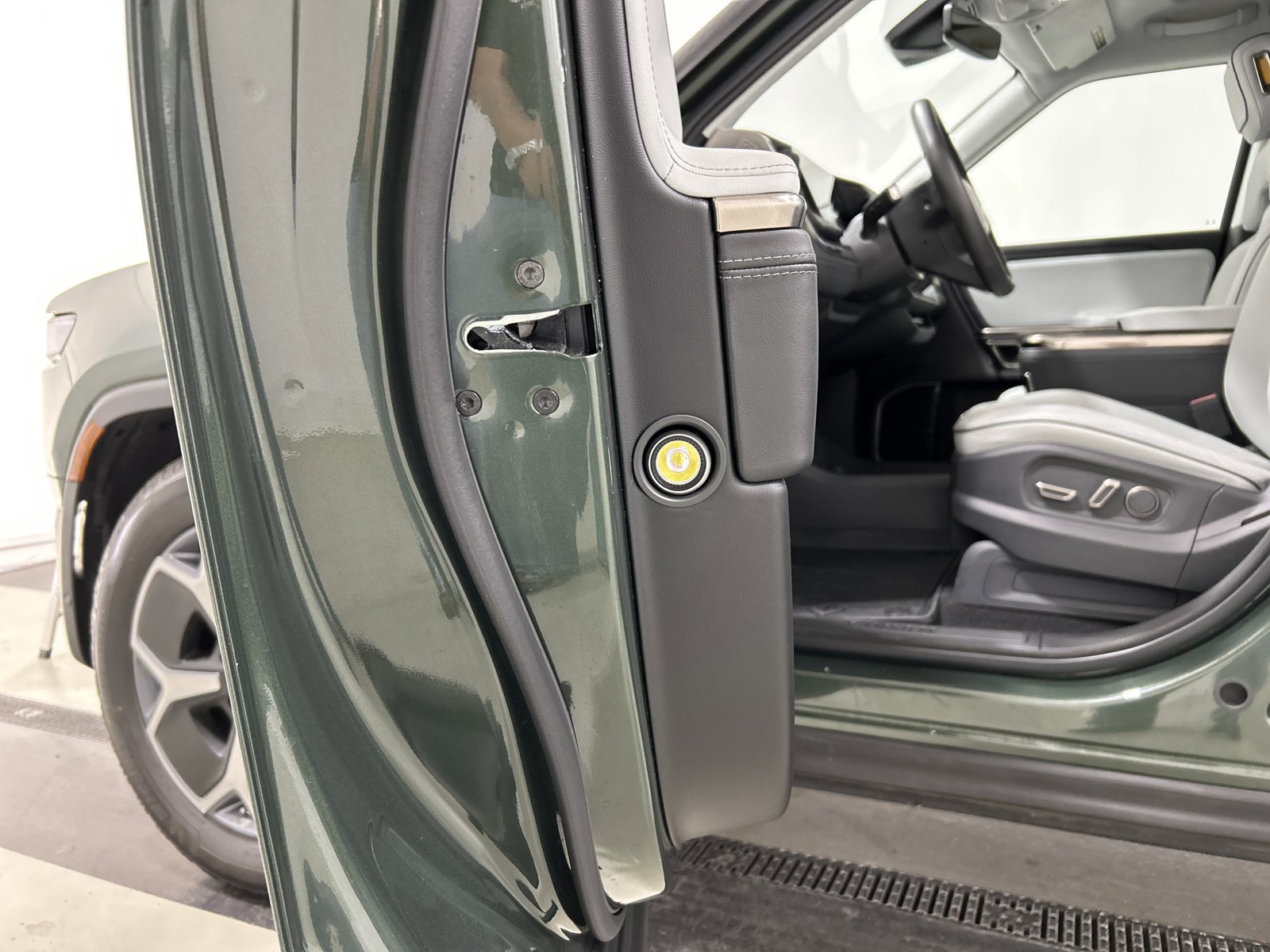 Used 2022 Rivian R1T Adventure image 30