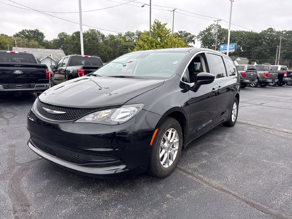 Used 2023 Chrysler Voyager LX FWD image 2
