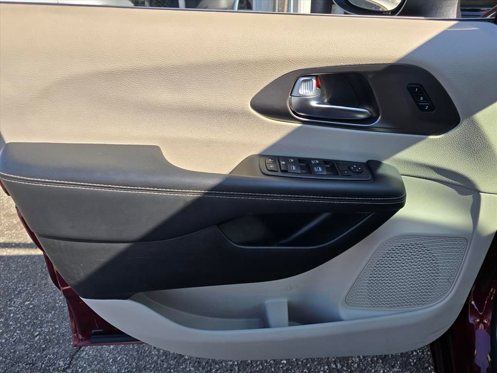Used 2023 Chrysler Pacifica Touring-L image 6