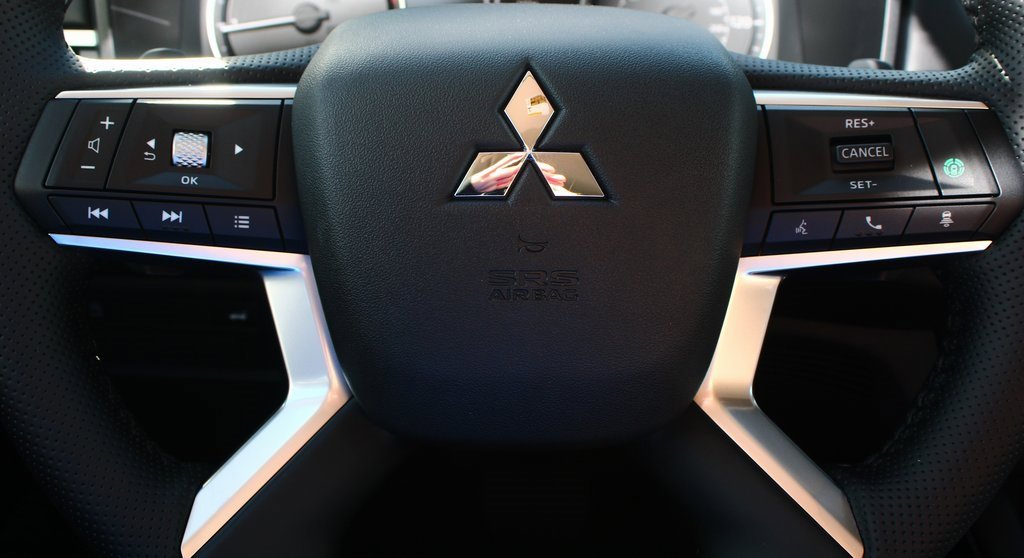 New 2026 Mitsubishi Outlander SE image 13