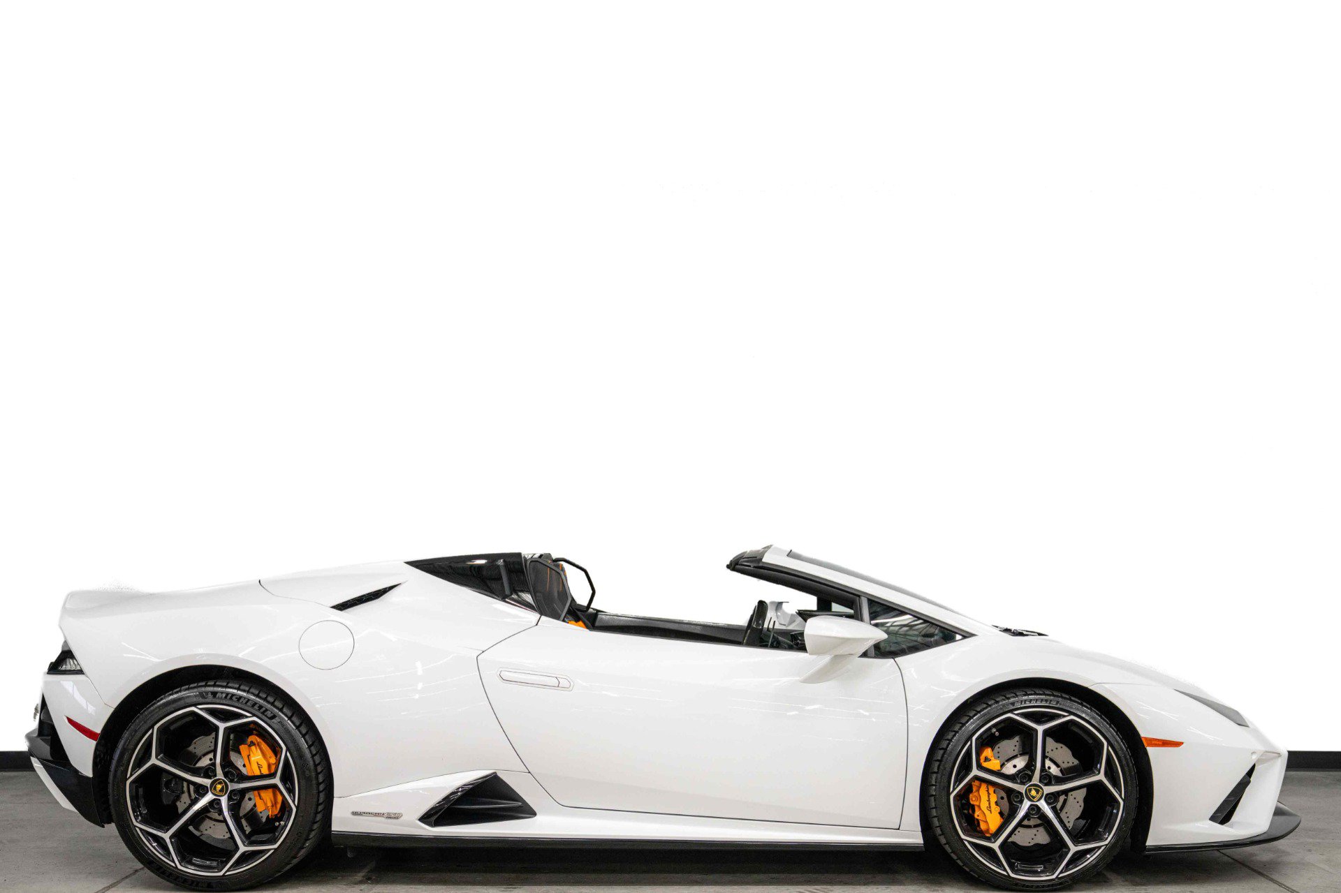 Used 2020 Lamborghini Huracan EVO RWD image 2