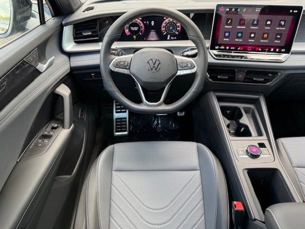 New 2025 Volkswagen Tiguan SE image 23