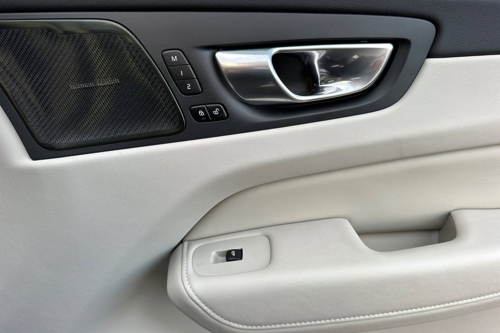 Used 2023 Volvo XC60 T8 Ultimate image 18