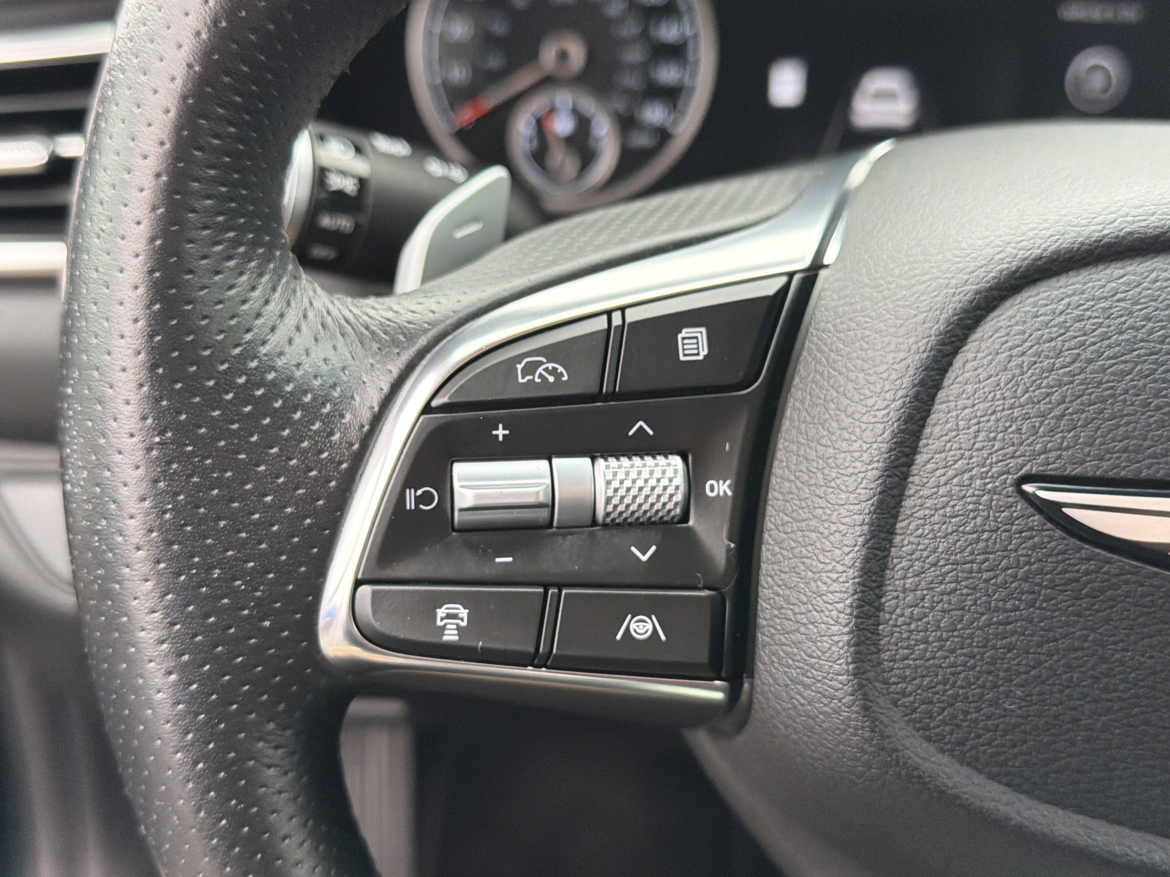 Used 2025 Genesis G70 2.5T image 17