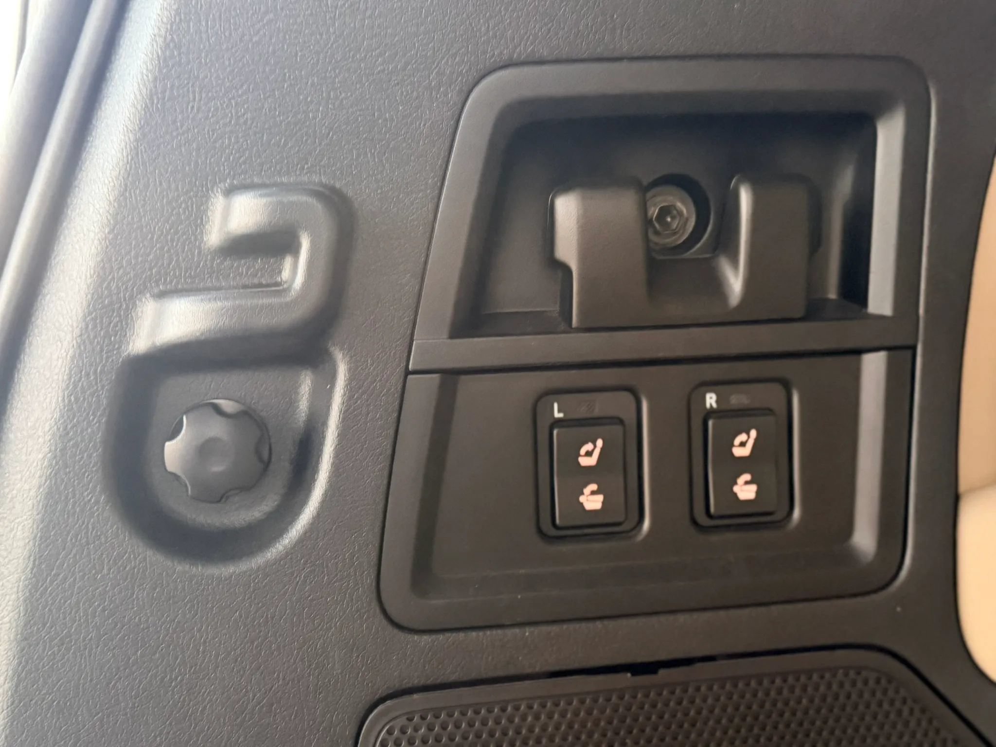 Used 2013 Toyota Sequoia Platinum AWD/4WD image 17