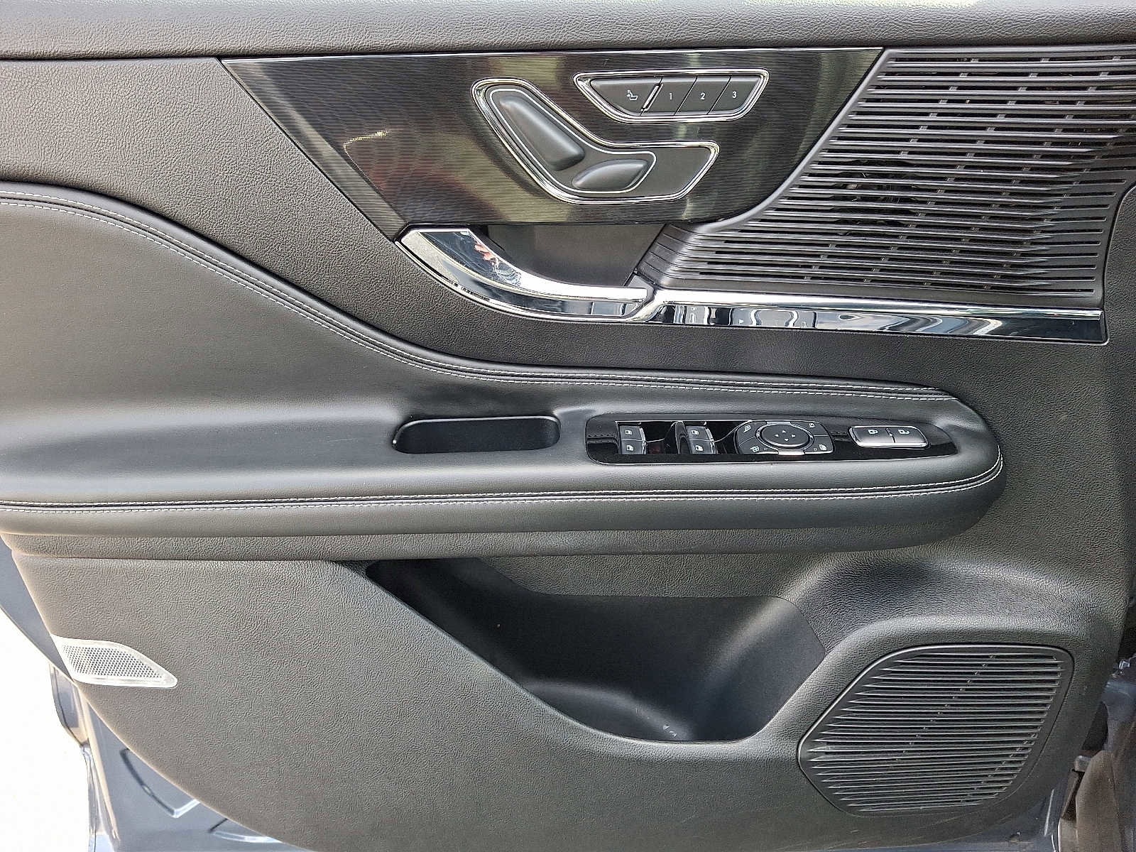 Used 2022 Lincoln Corsair AWD w/ Equipment Group 101A image 12