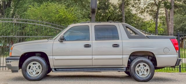 Used 2005 Chevrolet Avalanche LS w/ Avalanche South-West Package RWD image 3