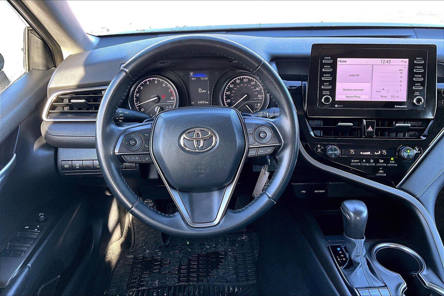 Used 2023 Toyota Camry SE image 5