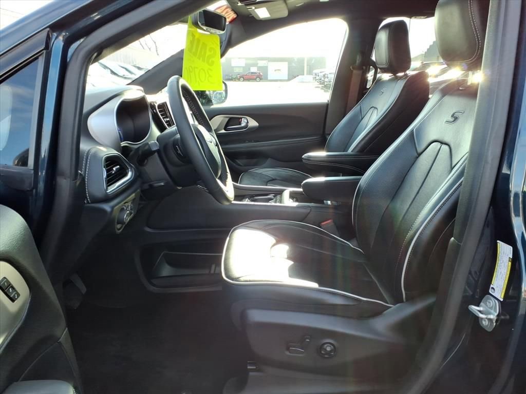Used 2024 Chrysler Pacifica Premium image 4