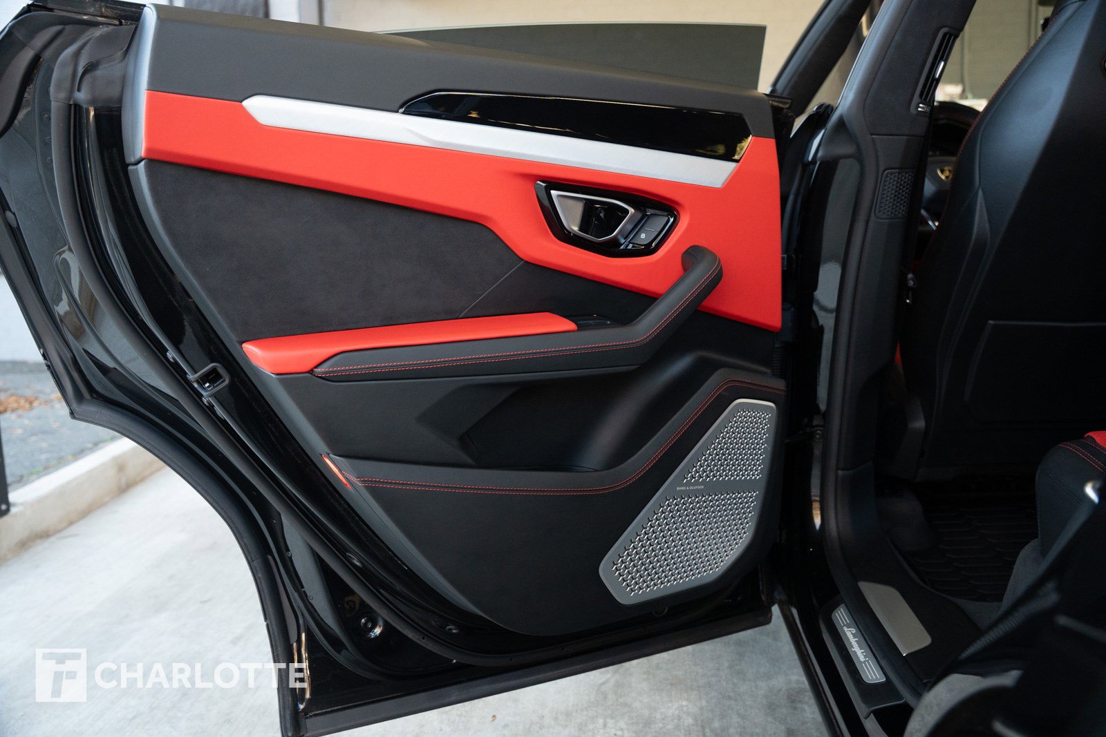 Used 2021 Lamborghini Urus image 32