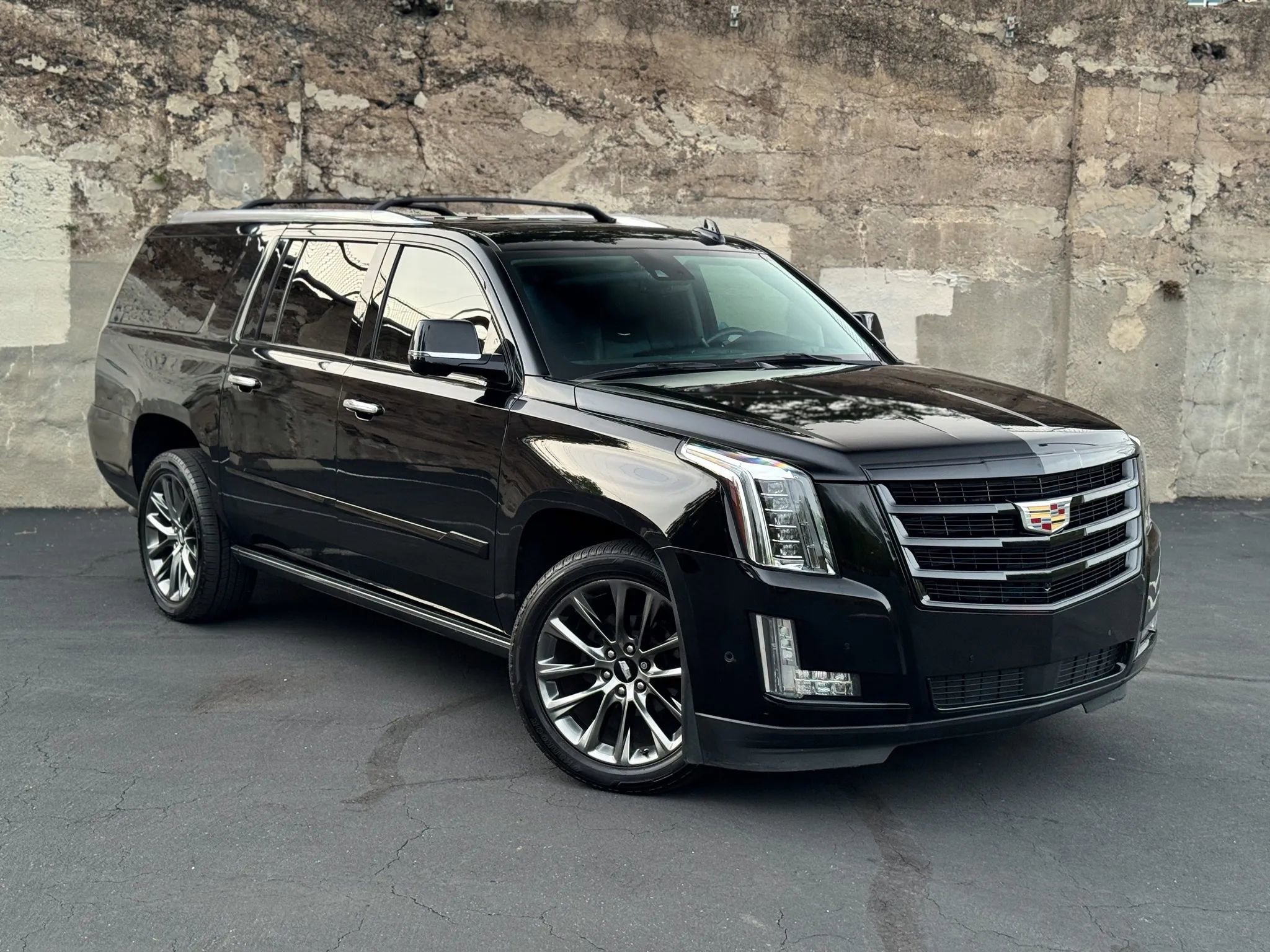 Used 2020 Cadillac Escalade ESV Premium Luxury w/ Escalade Sport Edition AWD/4WD image 2