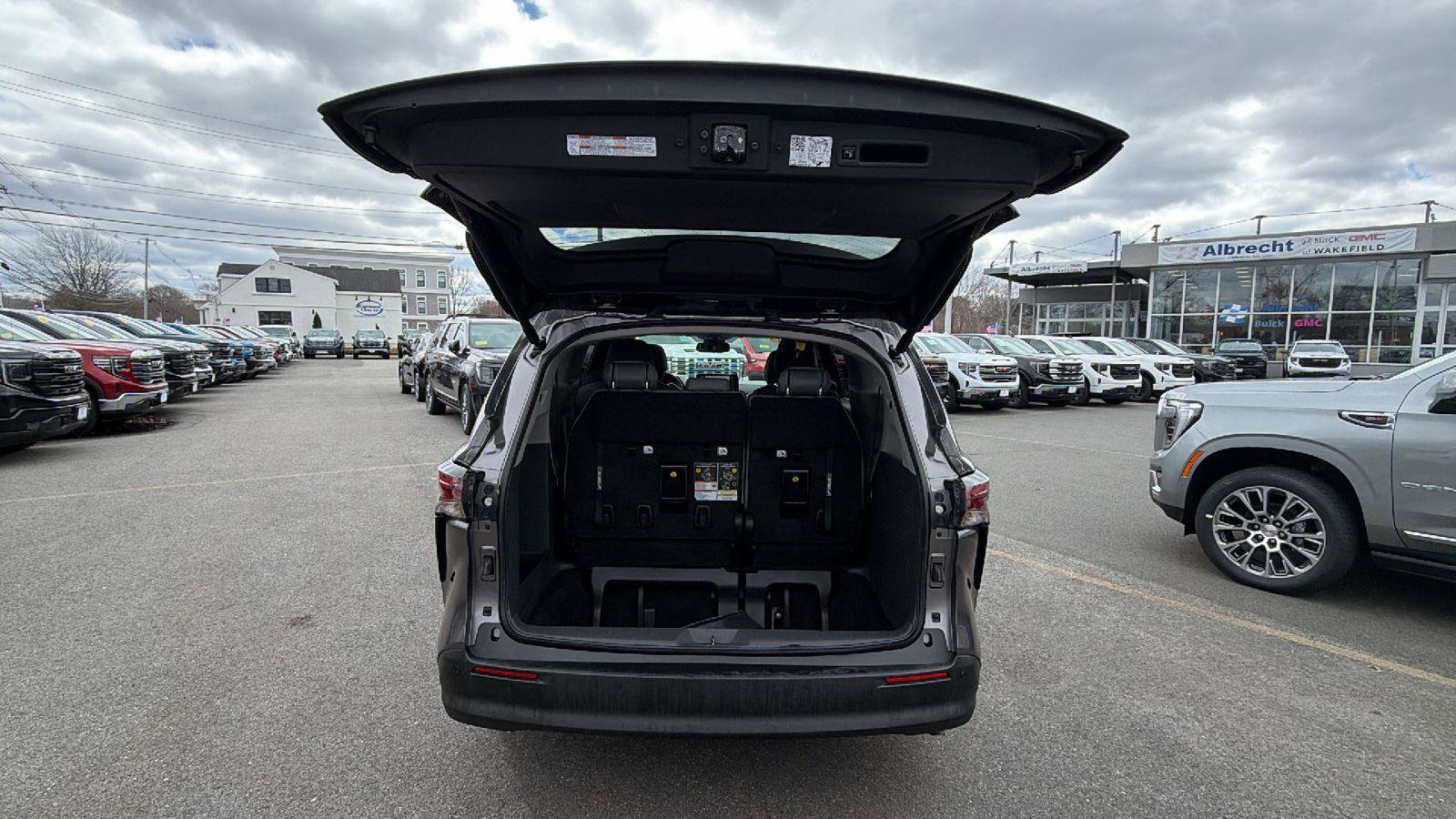 Used 2024 Toyota Sienna XLE w/ XLE Plus Package image 10