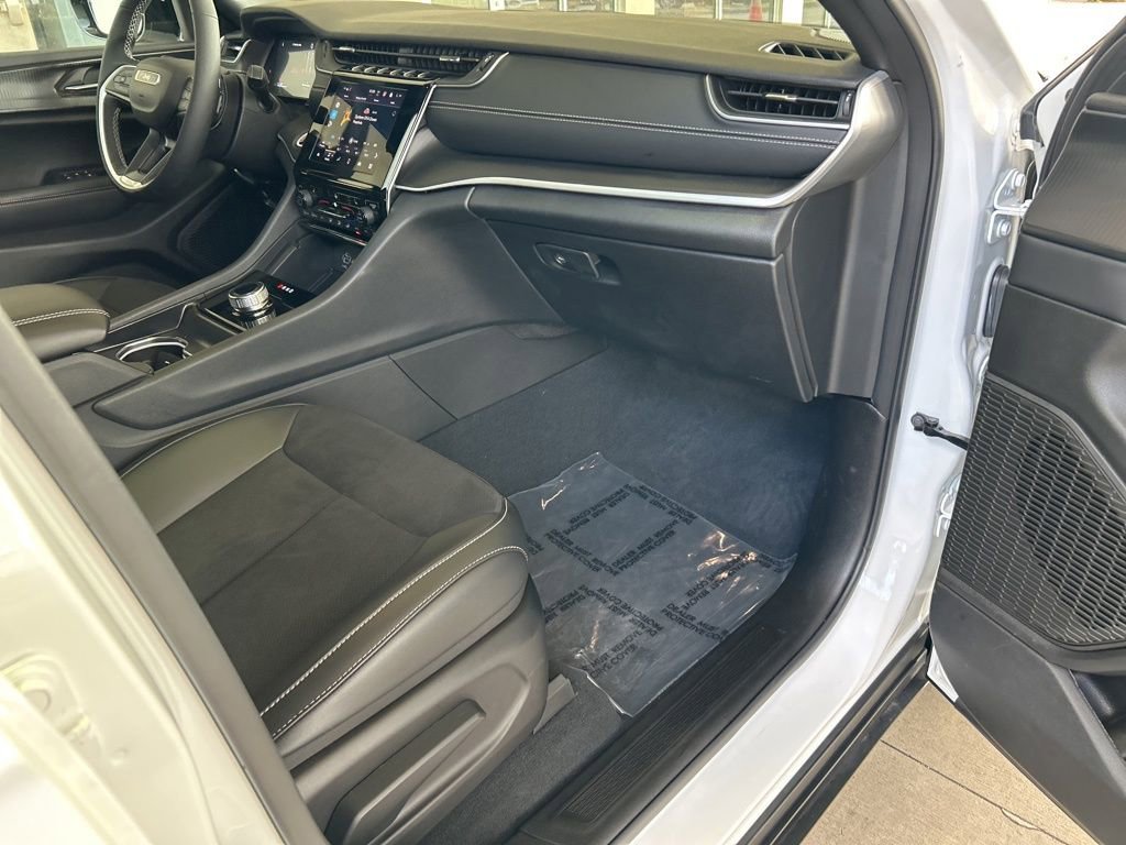 Used 2025 Jeep Grand Cherokee Altitude RWD image 25