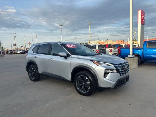 Used 2025 Nissan Rogue SV AWD/4WD image 2