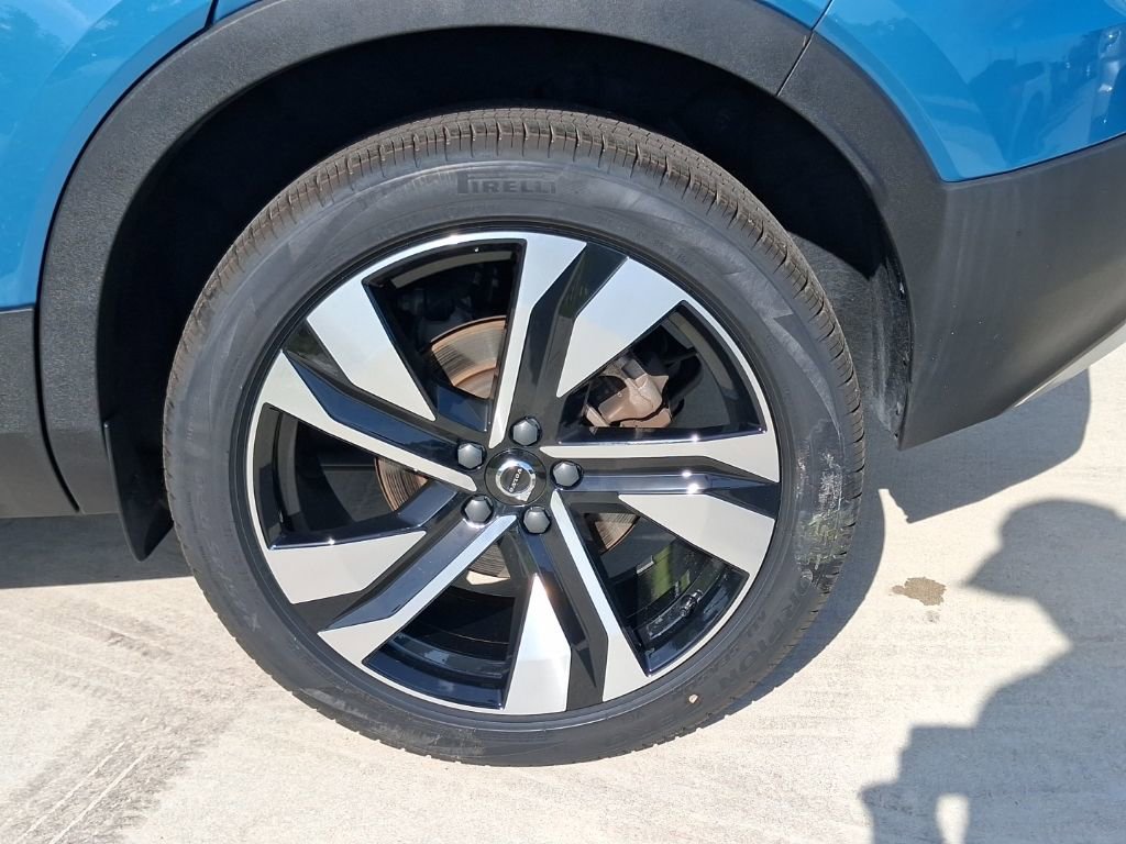 Used 2023 Volvo XC40 B5 Plus image 4