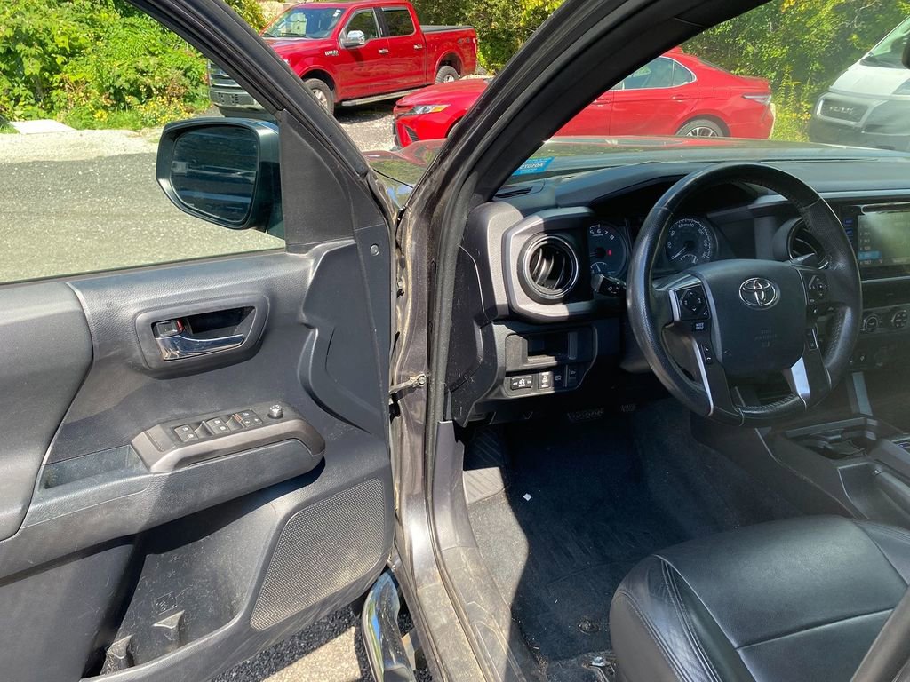 Used 2018 Toyota Tacoma TRD Off-Road w/ Technology Package AWD/4WD image 10