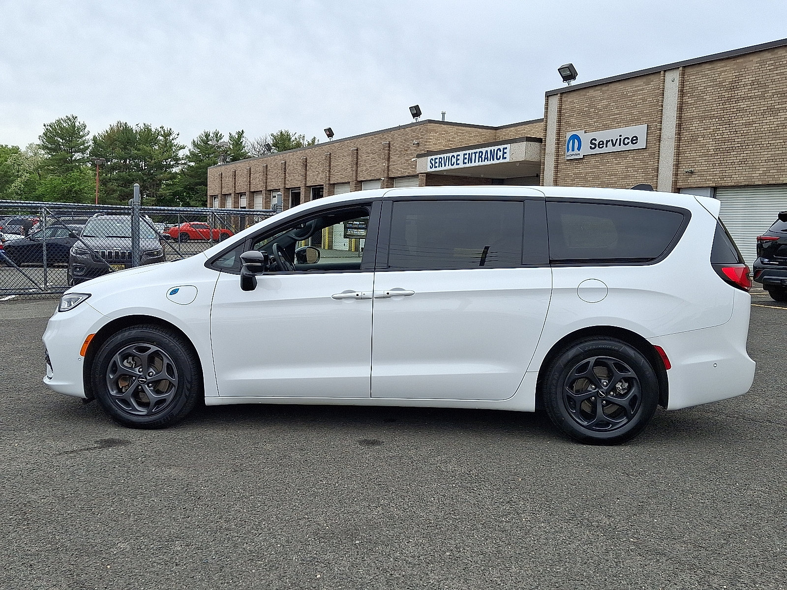 Used 2024 Chrysler Pacifica Limited FWD image 4
