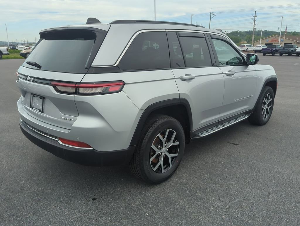 Used 2024 Jeep Grand Cherokee Limited AWD/4WD image 8