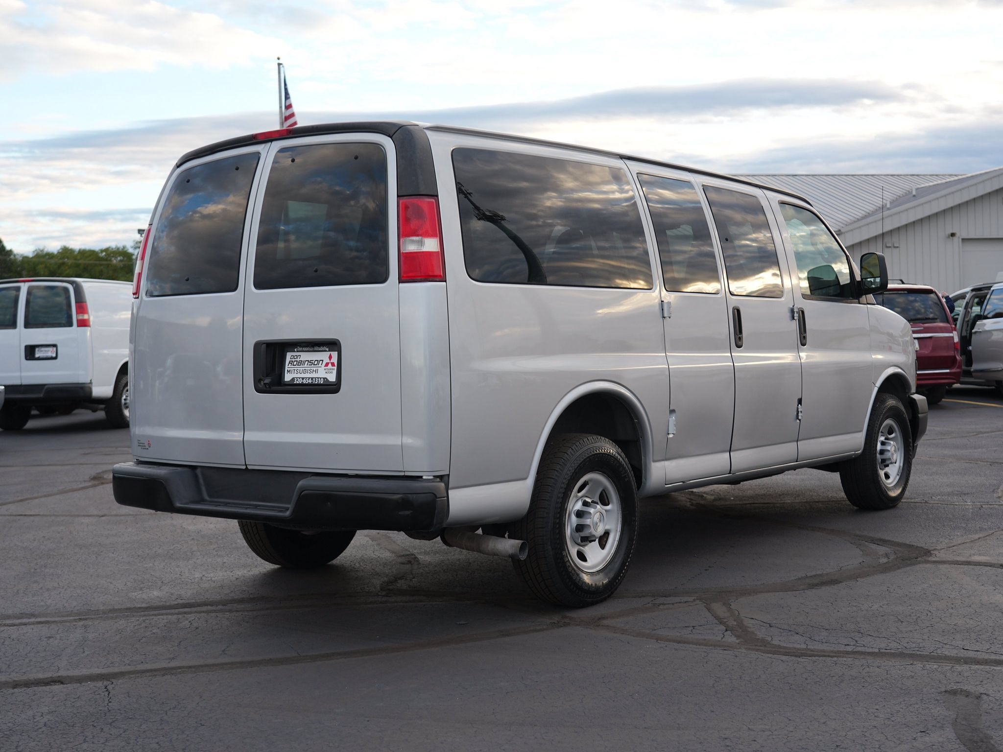 Used 2018 Chevrolet Express 2500 LS w/ Driver Convenience Package RWD image 3
