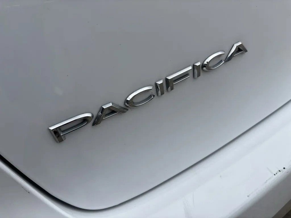 Used 2024 Chrysler Pacifica Touring-L image 9
