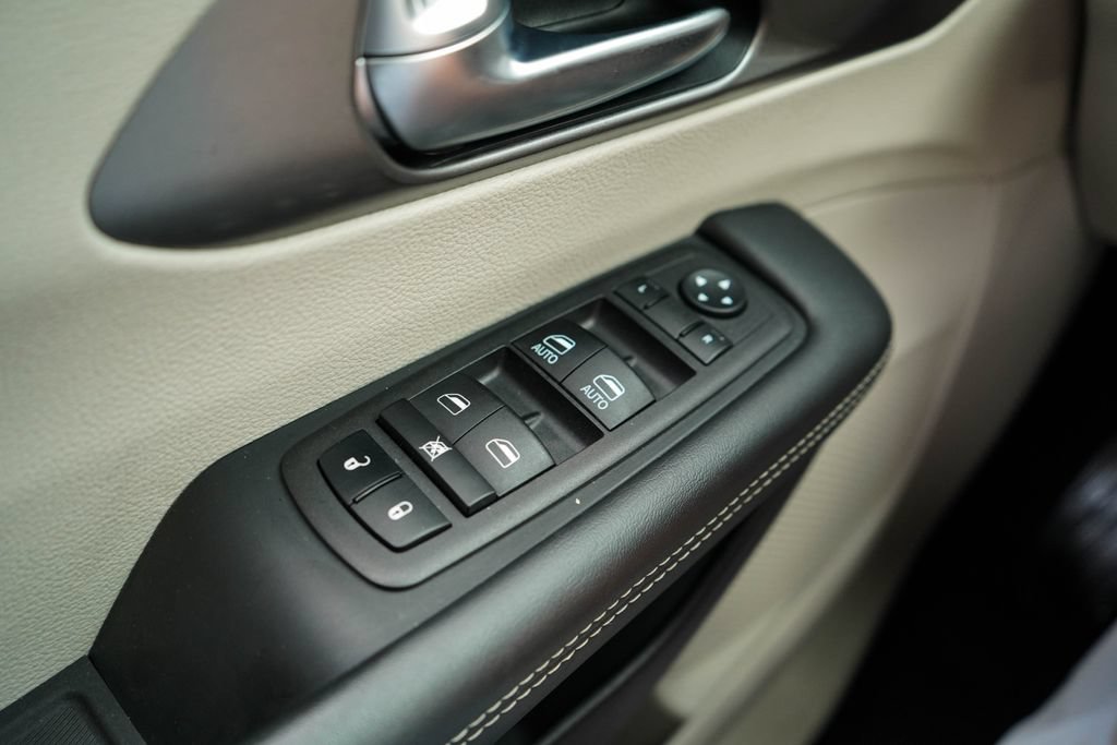 Used 2024 Chrysler Pacifica Touring-L FWD image 27