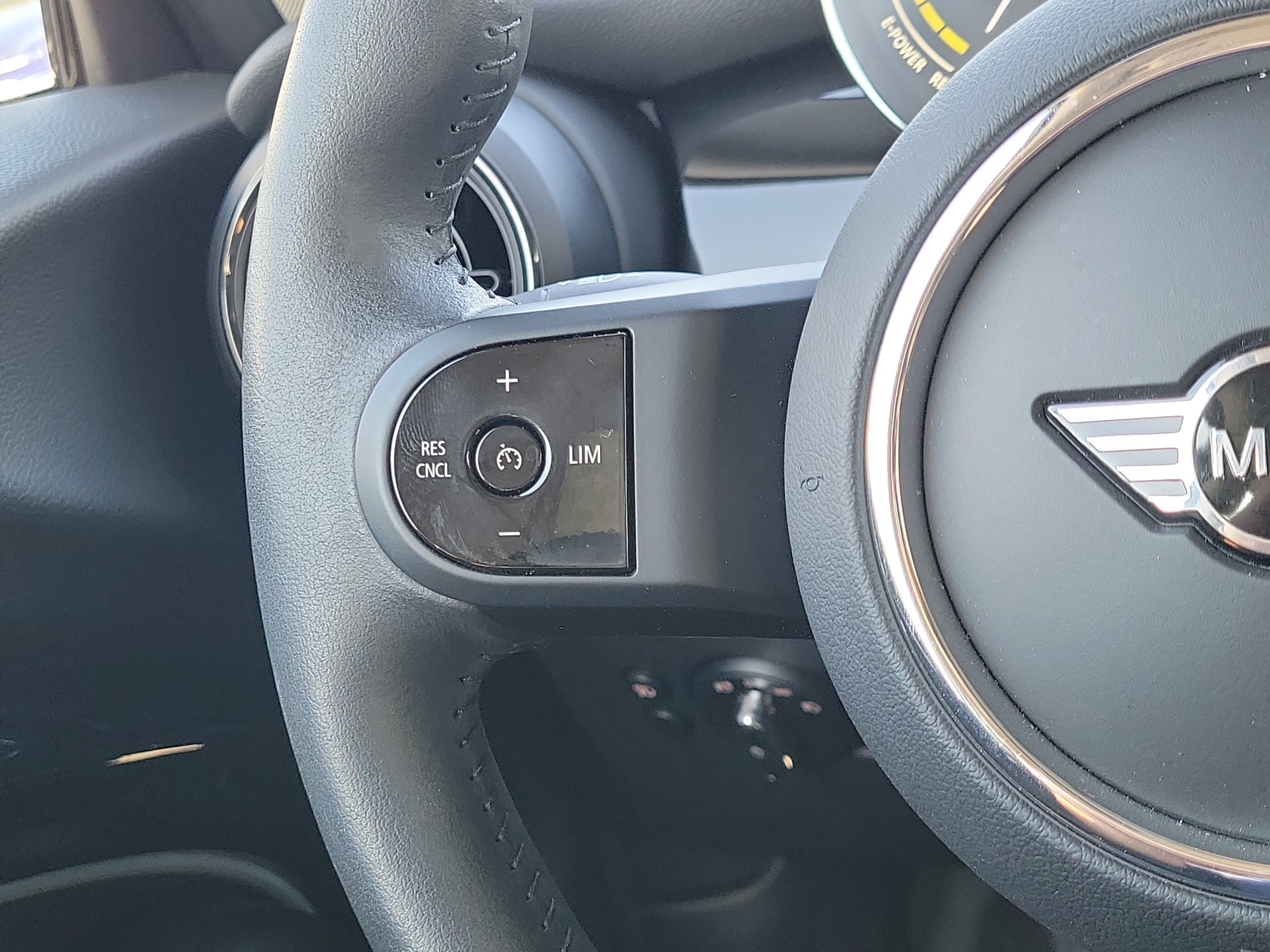 Used 2024 MINI Cooper SE FWD image 15