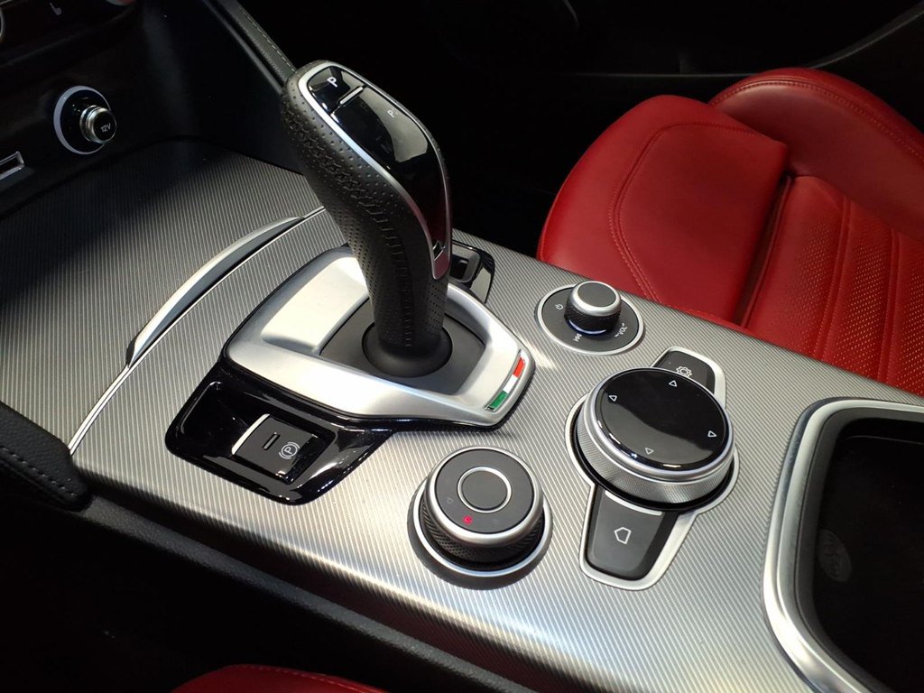 Used 2023 Alfa Romeo Stelvio Veloce AWD/4WD image 17
