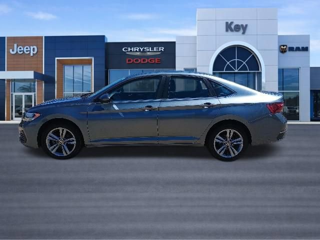 Used 2024 Volkswagen Jetta SE FWD image 2