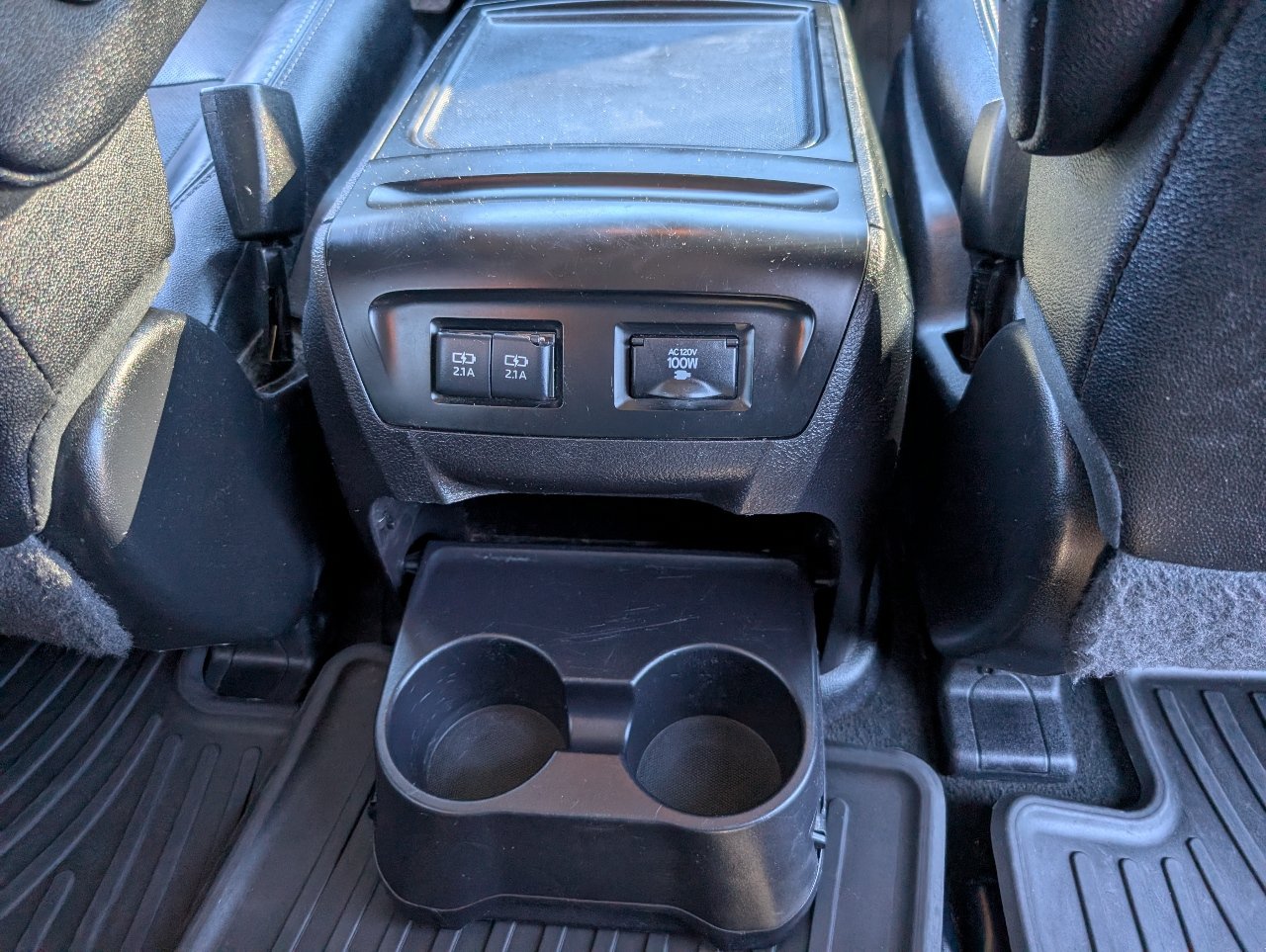 Used 2020 Toyota Sienna SE w/ Nightshade Edition FWD image 8
