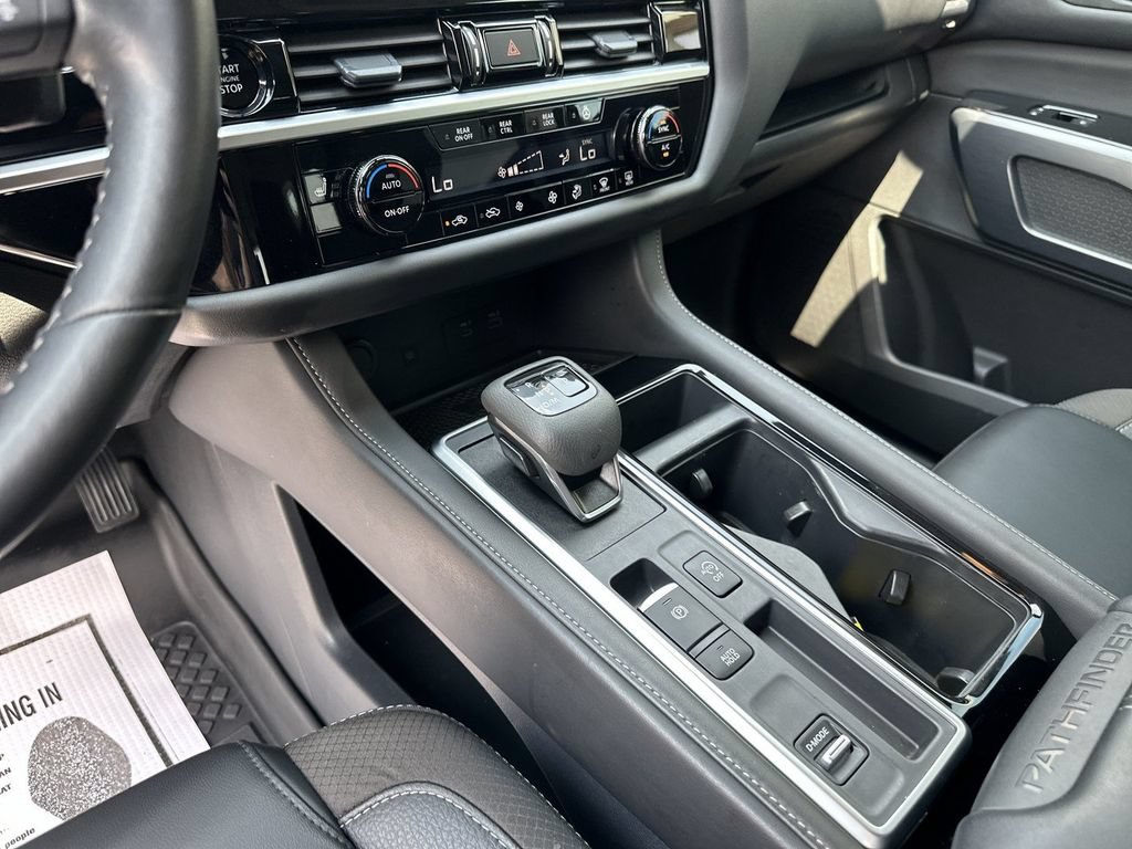Used 2025 Nissan Pathfinder SL w/ SL Premium Package FWD image 17
