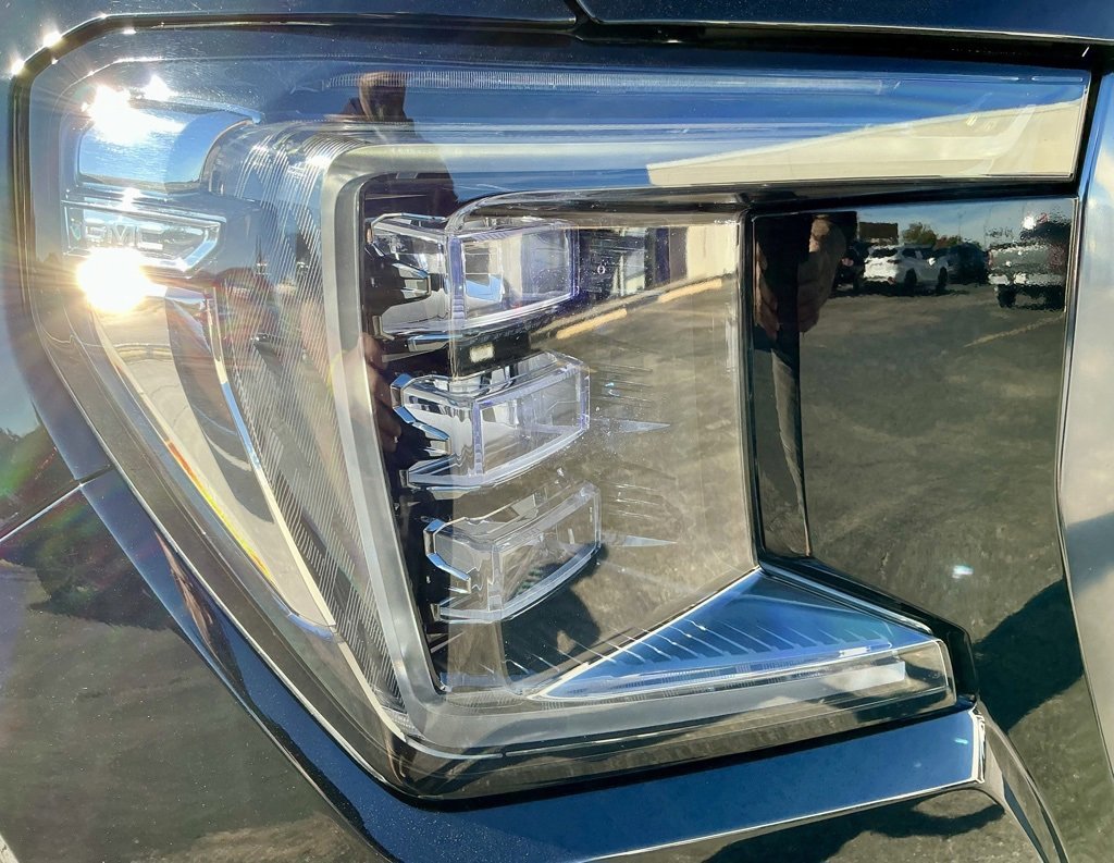 Used 2023 GMC Yukon XL AT4 image 7