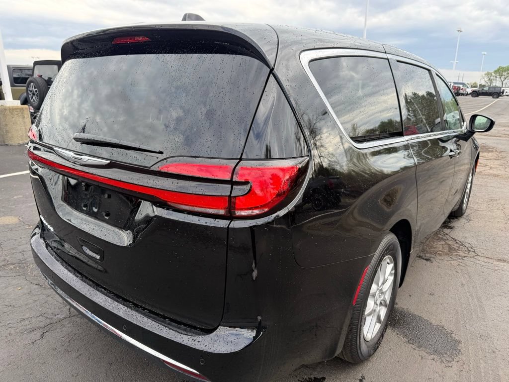 New 2026 Chrysler Pacifica Select FWD image 3