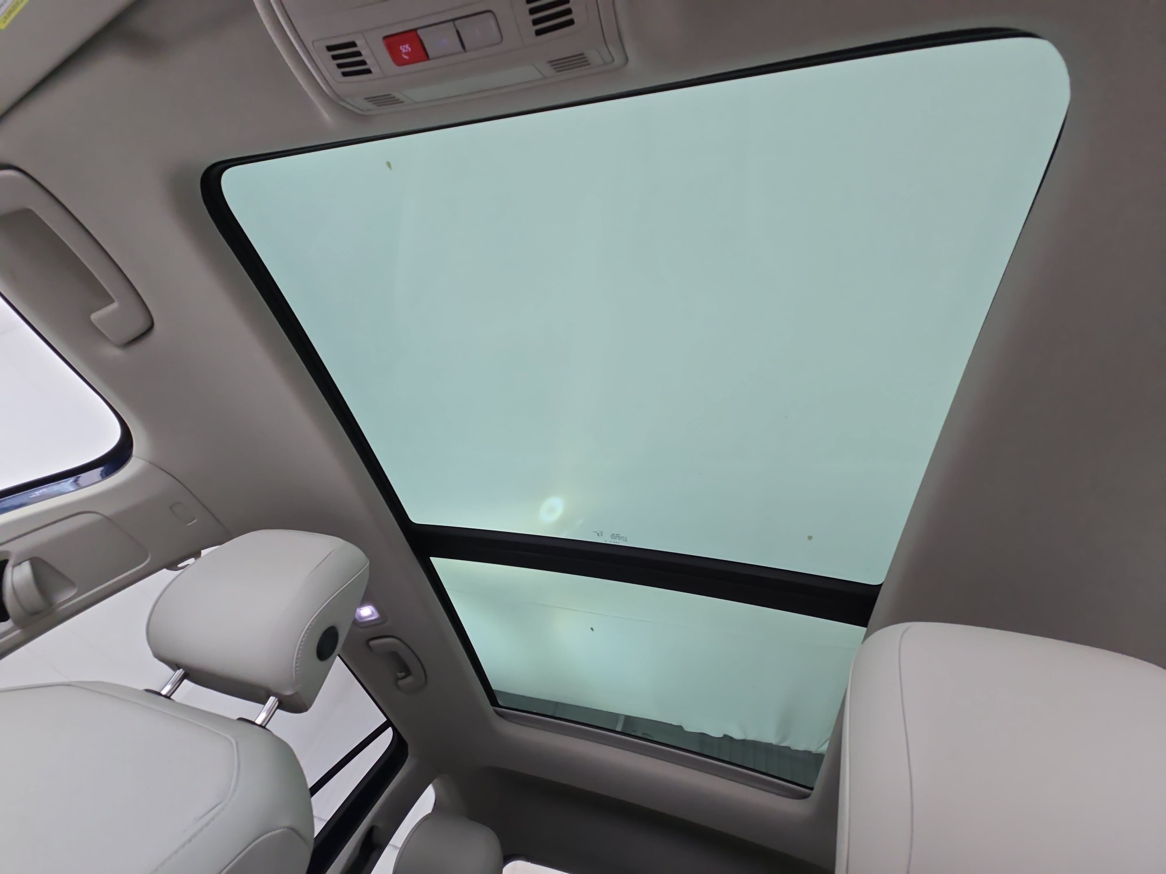 Used 2023 Volkswagen Tiguan SE w/ Panoramic Sunroof Package FWD image 30