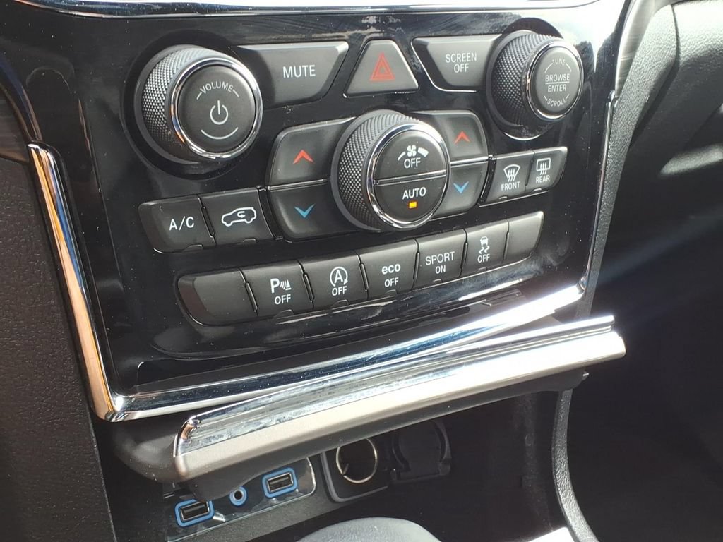 Used 2019 Jeep Grand Cherokee Laredo w/ Laredo X Package AWD/4WD image 17