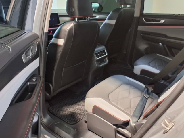 Used 2024 Volkswagen Atlas Peak Edition SEL AWD/4WD image 18