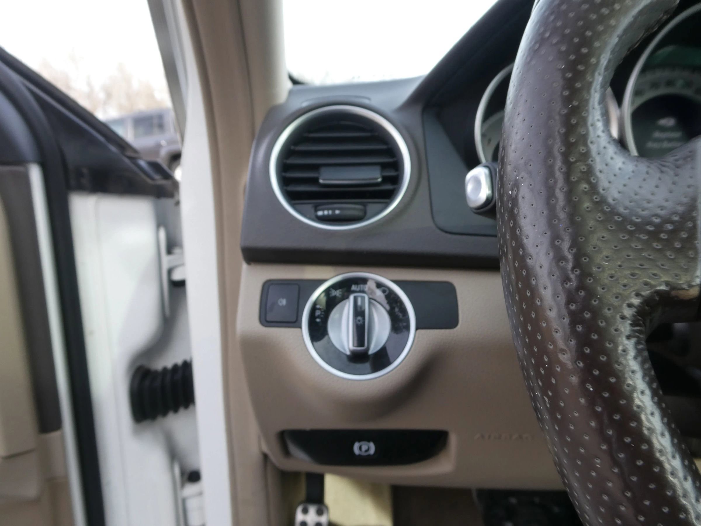 Used 2014 Mercedes-Benz C 250 Sedan image 16