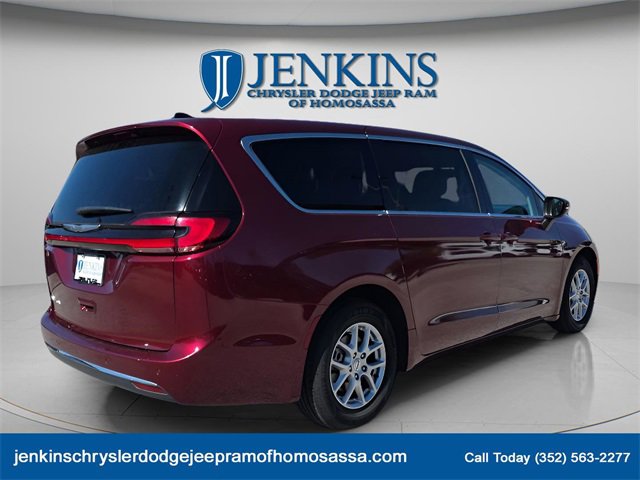 Used 2023 Chrysler Pacifica Touring-L image 3