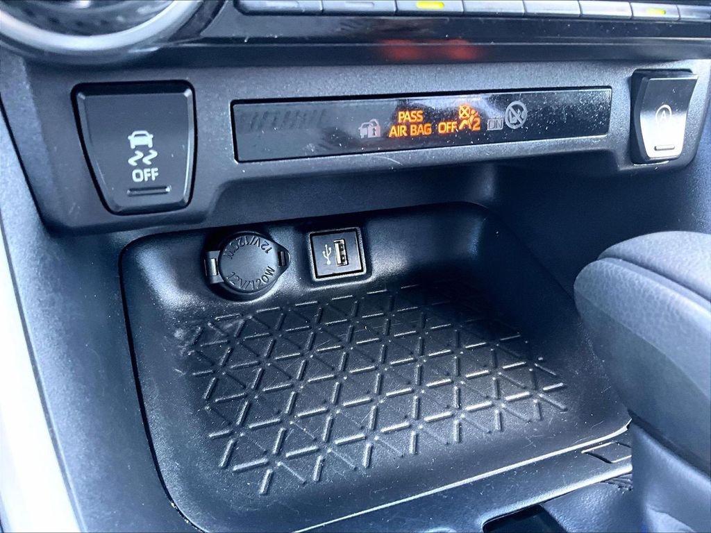 Used 2025 Toyota RAV4 XLE AWD/4WD image 27