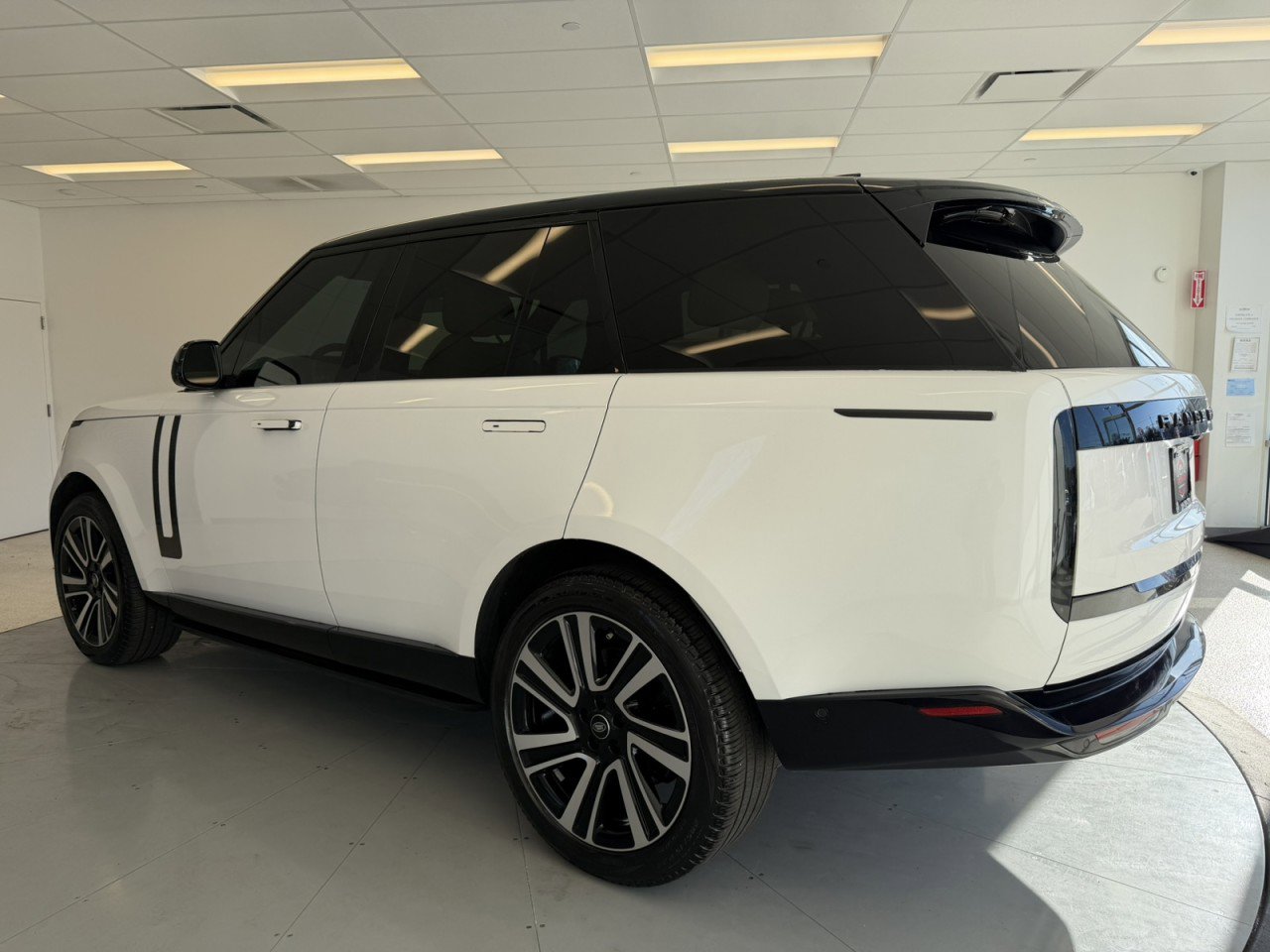 Used 2023 Land Rover Range Rover SE AWD/4WD image 5