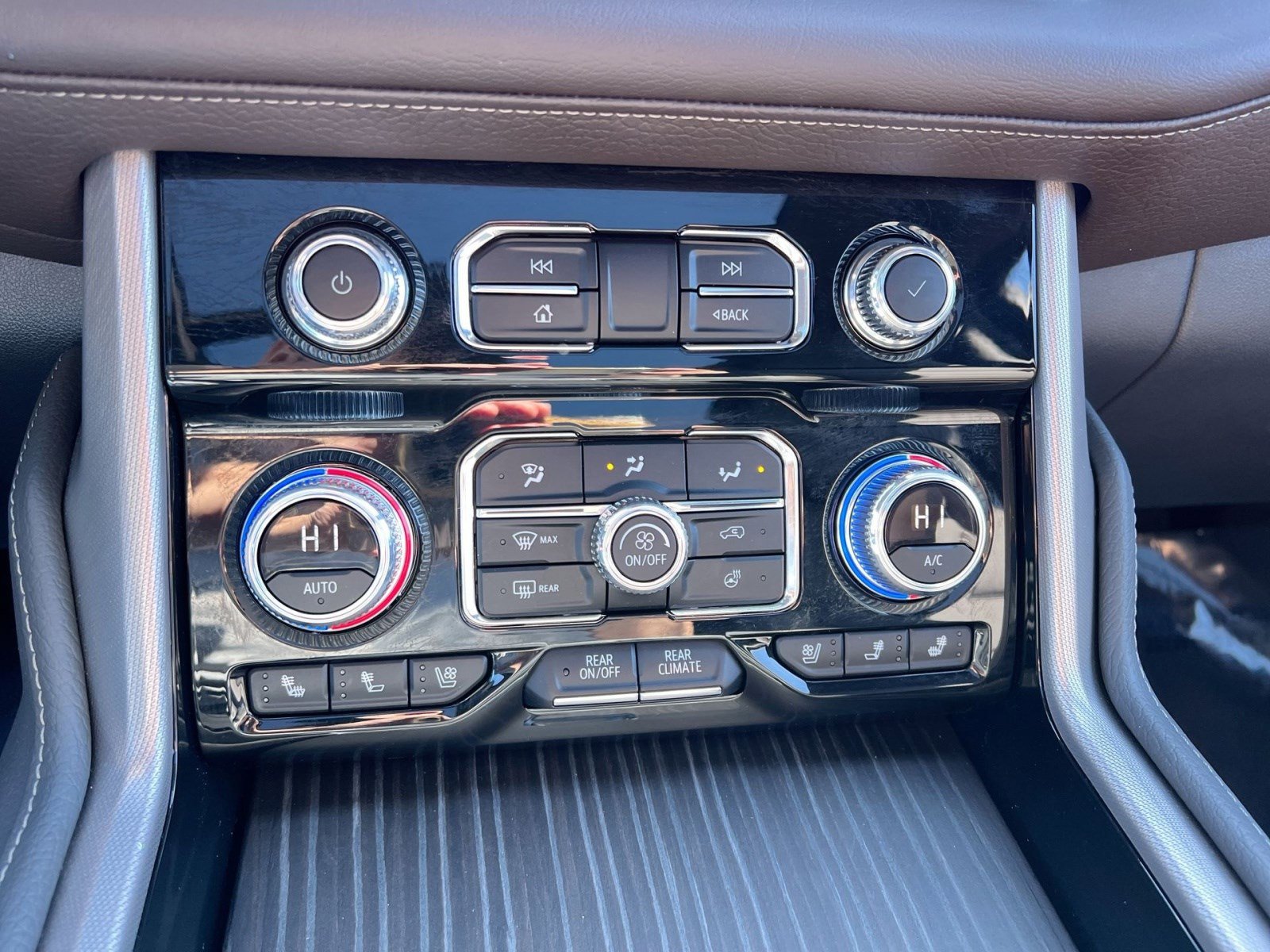 Used 2024 GMC Yukon XL Denali w/ Denali Reserve Package image 19