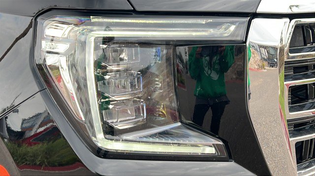 Used 2023 GMC Yukon XL SLT w/ SLT Luxury Package image 4