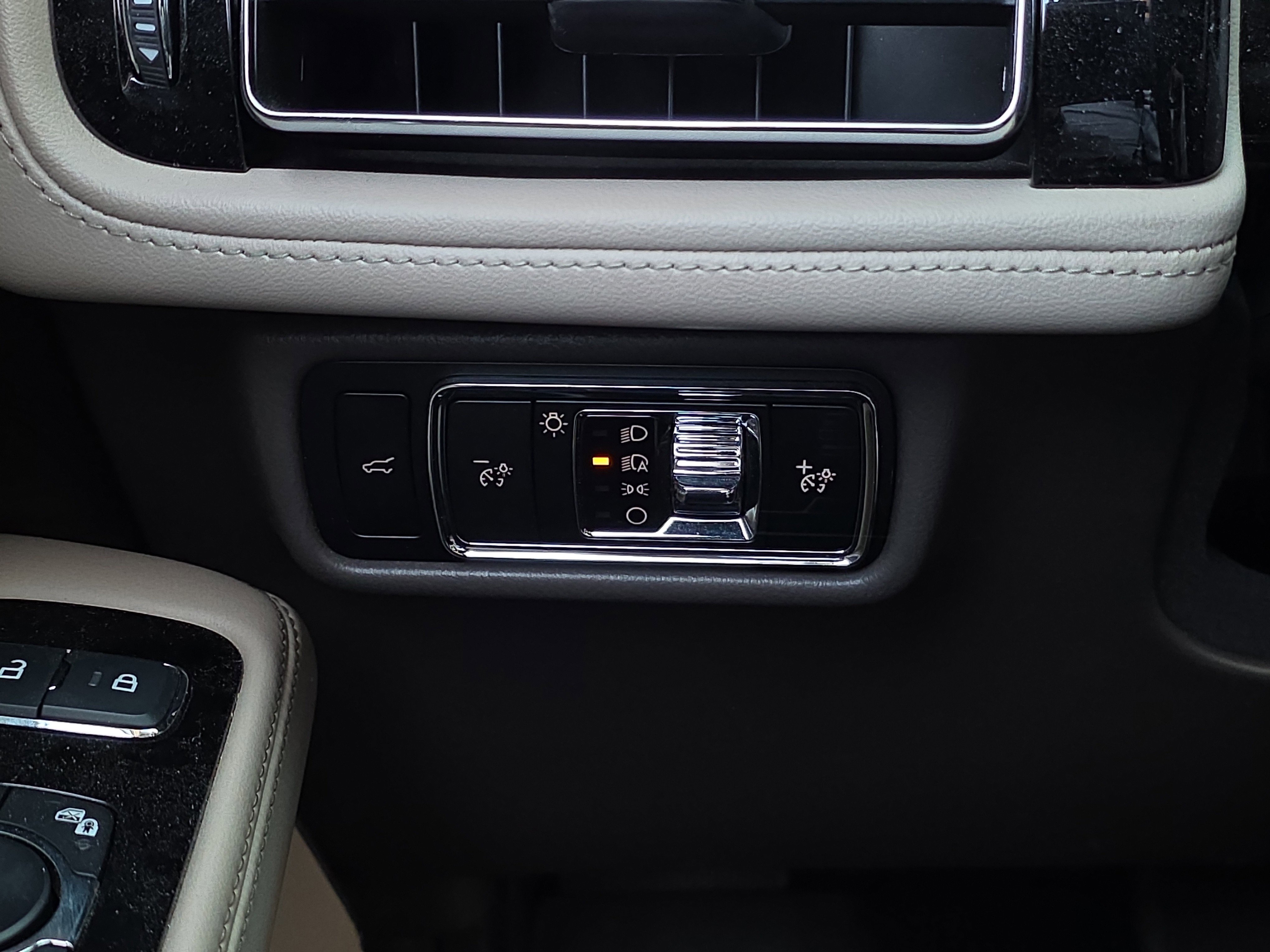 Used 2023 Lincoln Aviator 2WD w/ Elements Package image 31